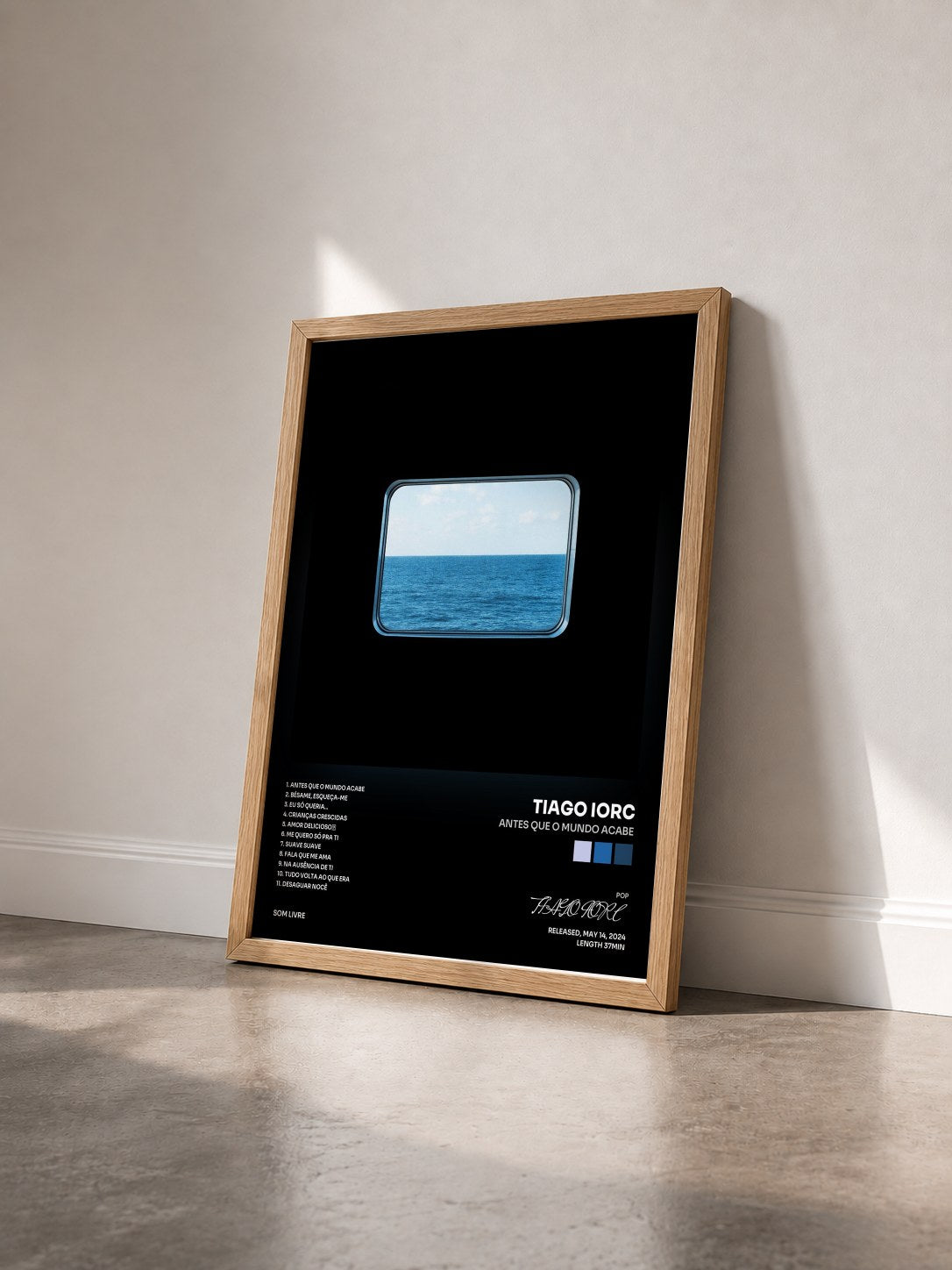#bois Tableau de l'album Antes Que O Mundo Acabe de TIAGO IORC vu de trois quarts, cadre en bois brut