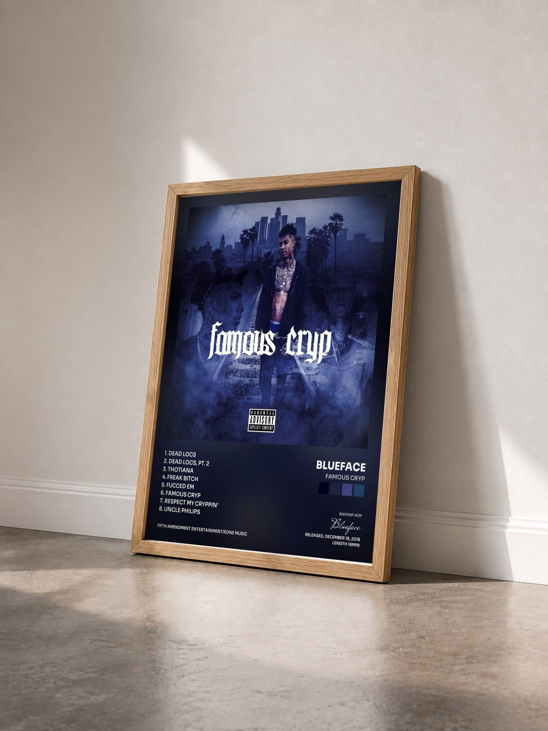 #bois Tableau de l'album Famous Cryp de Blueface vu de trois quarts, cadre en bois brut