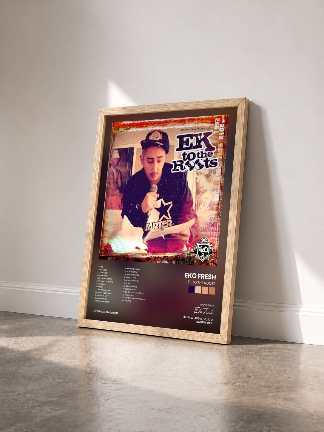 #bois Tableau de l'album Ek to the Roots de Eko Fresh vu de trois quarts, cadre en bois brut
