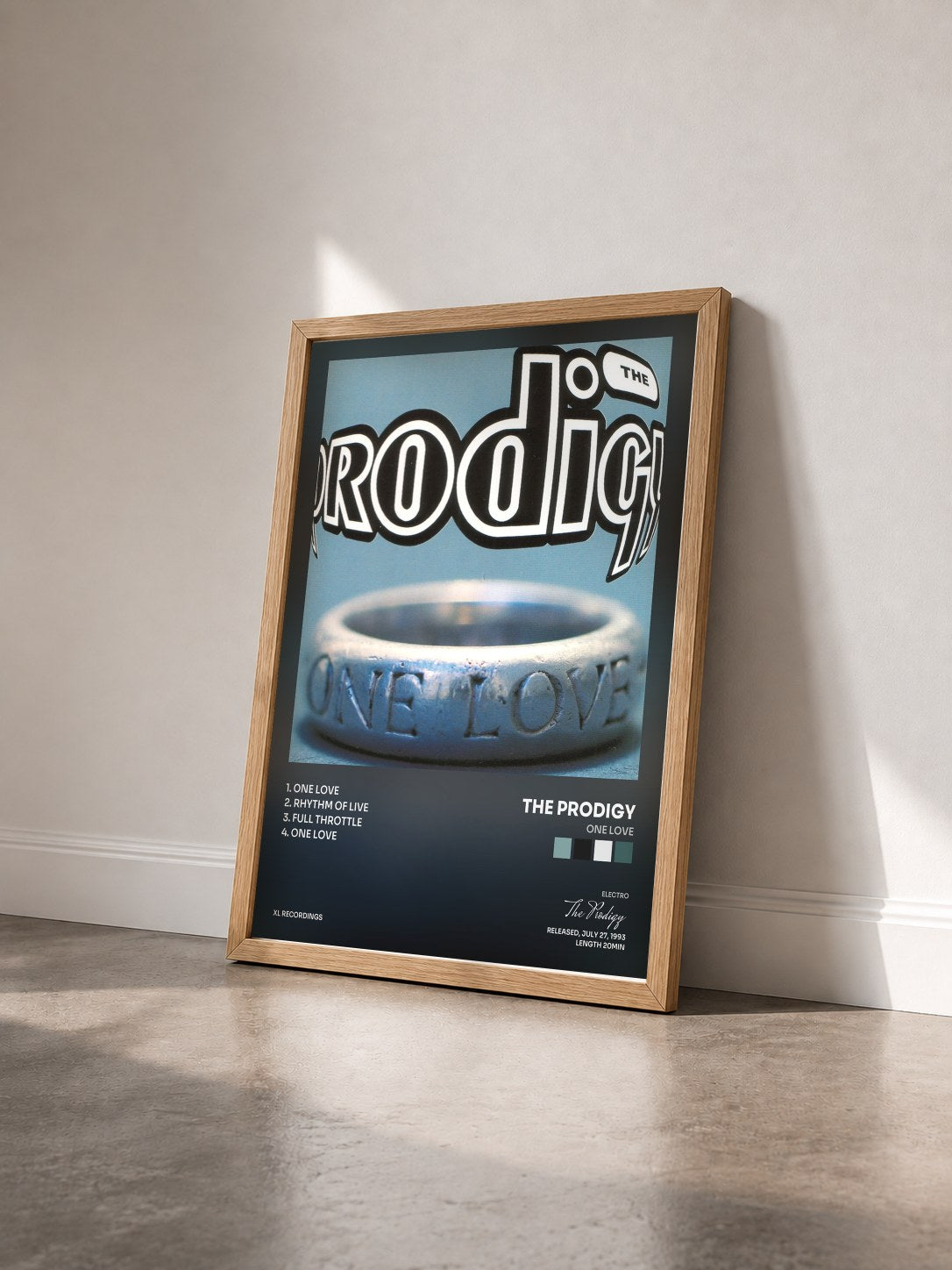 #bois Tableau de l'album One Love de The Prodigy vu de trois quarts, cadre en bois brut