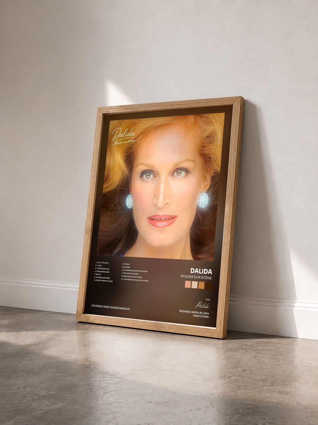 #bois Tableau de l'album Mourir sur scène de Dalida vu de trois quarts, cadre en bois brut