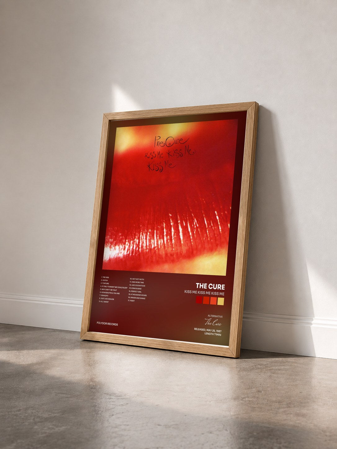 #bois Tableau de l'album Kiss Me Kiss Me Kiss Me de The Cure vu de trois quarts, cadre en bois brut