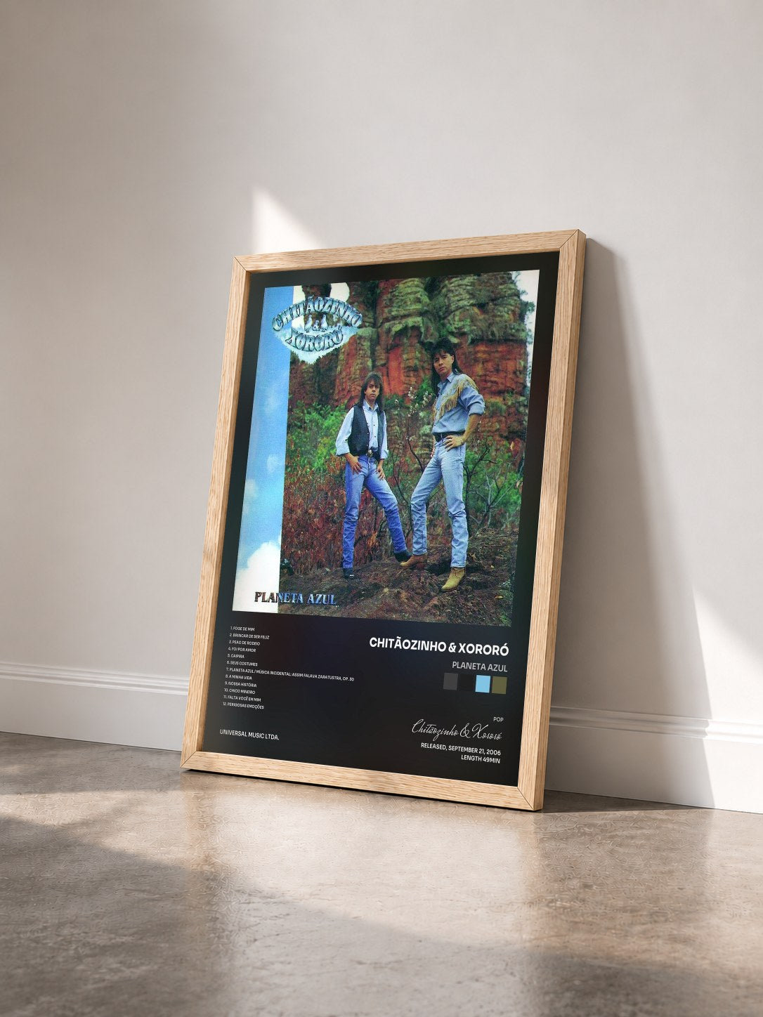 #bois Tableau de l'album Planeta Azul de Chitãozinho & Xororó vu de trois quarts, cadre en bois brut