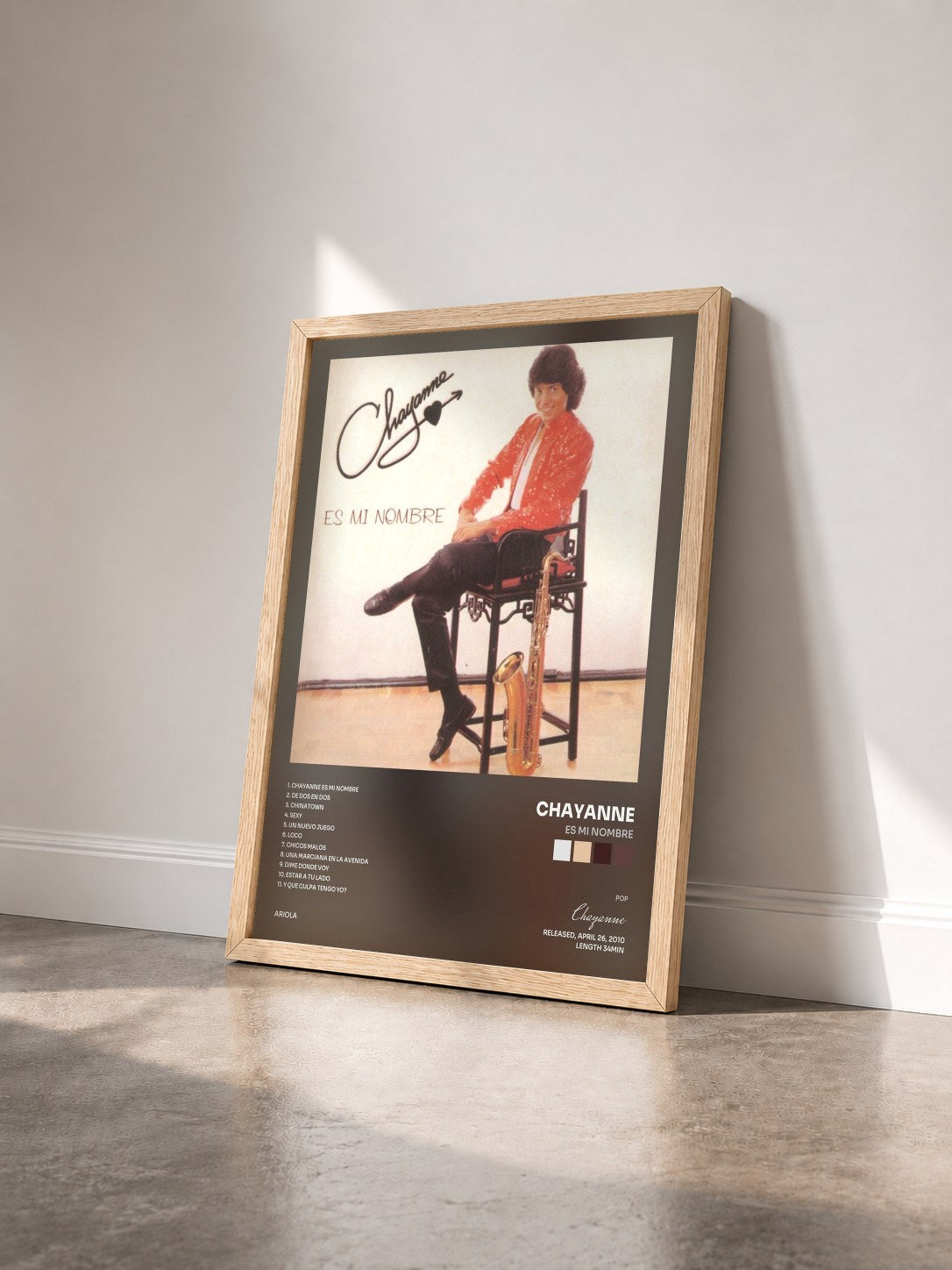 #bois Tableau de l'album Es Mi Nombre de Chayanne vu de trois quarts, cadre en bois brut