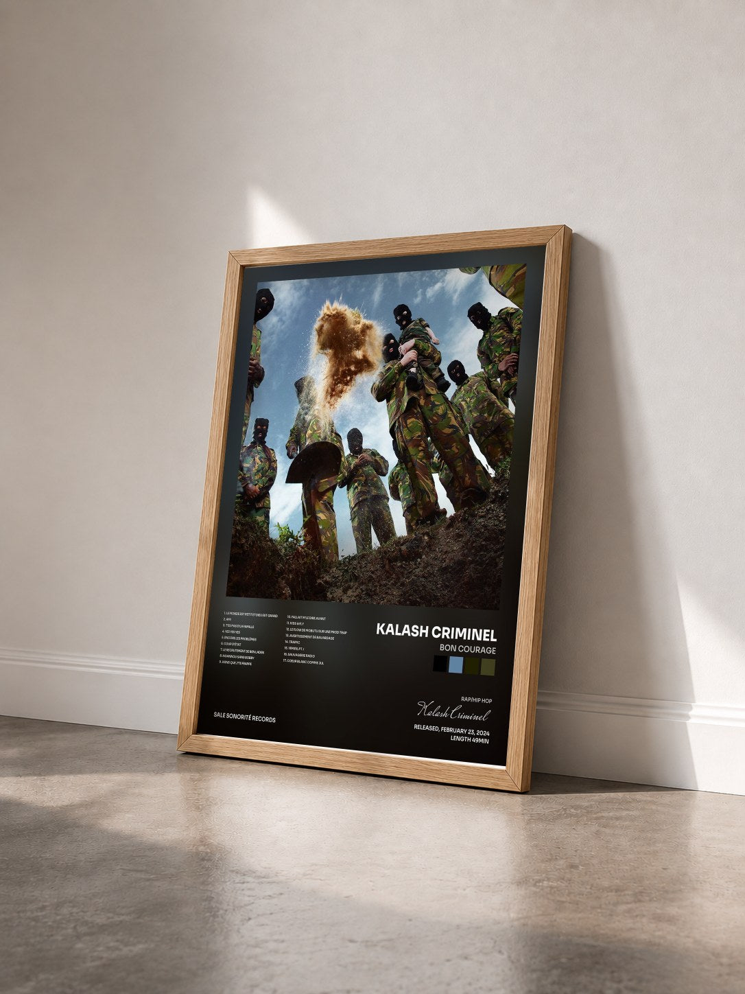 #bois Tableau de l'album BON COURAGE de Kalash Criminel vu de trois quarts, cadre en bois brut