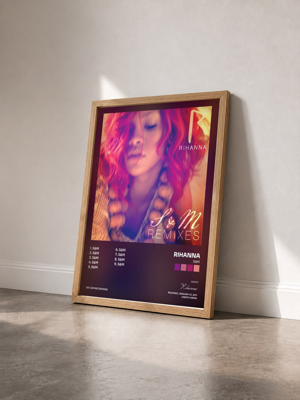 #bois Tableau de l'album S&M de Rihanna vu de trois quarts, cadre en bois brut