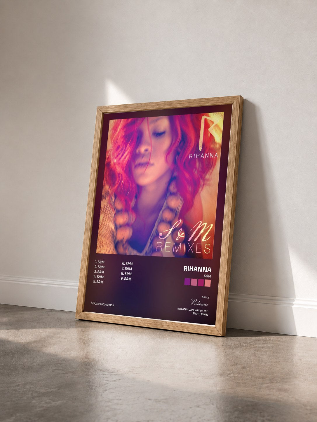#bois Tableau de l'album S&M de Rihanna vu de trois quarts, cadre en bois brut