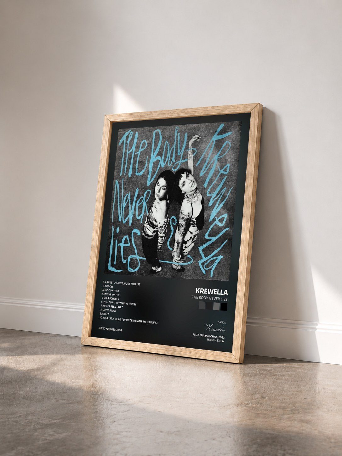 #bois Tableau de l'album The Body Never Lies de Krewella vu de trois quarts, cadre en bois brut