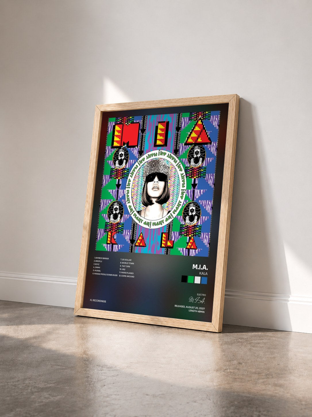#bois Tableau de l'album Kala de M.I.A. vu de trois quarts, cadre en bois brut