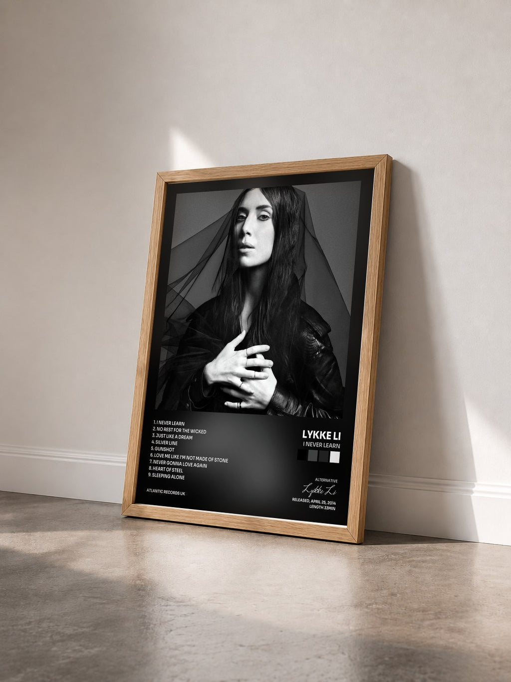 #bois Tableau de l'album I Never Learn de Lykke Li vu de trois quarts, cadre en bois brut