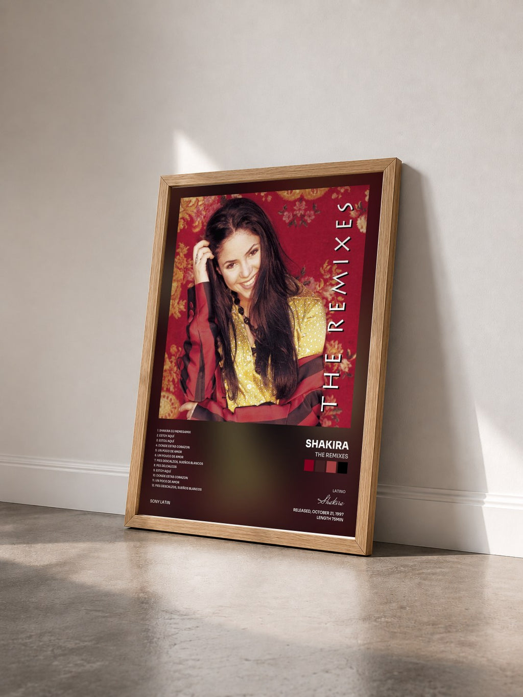 #bois Tableau de l'album The Remixes de Shakira vu de trois quarts, cadre en bois brut