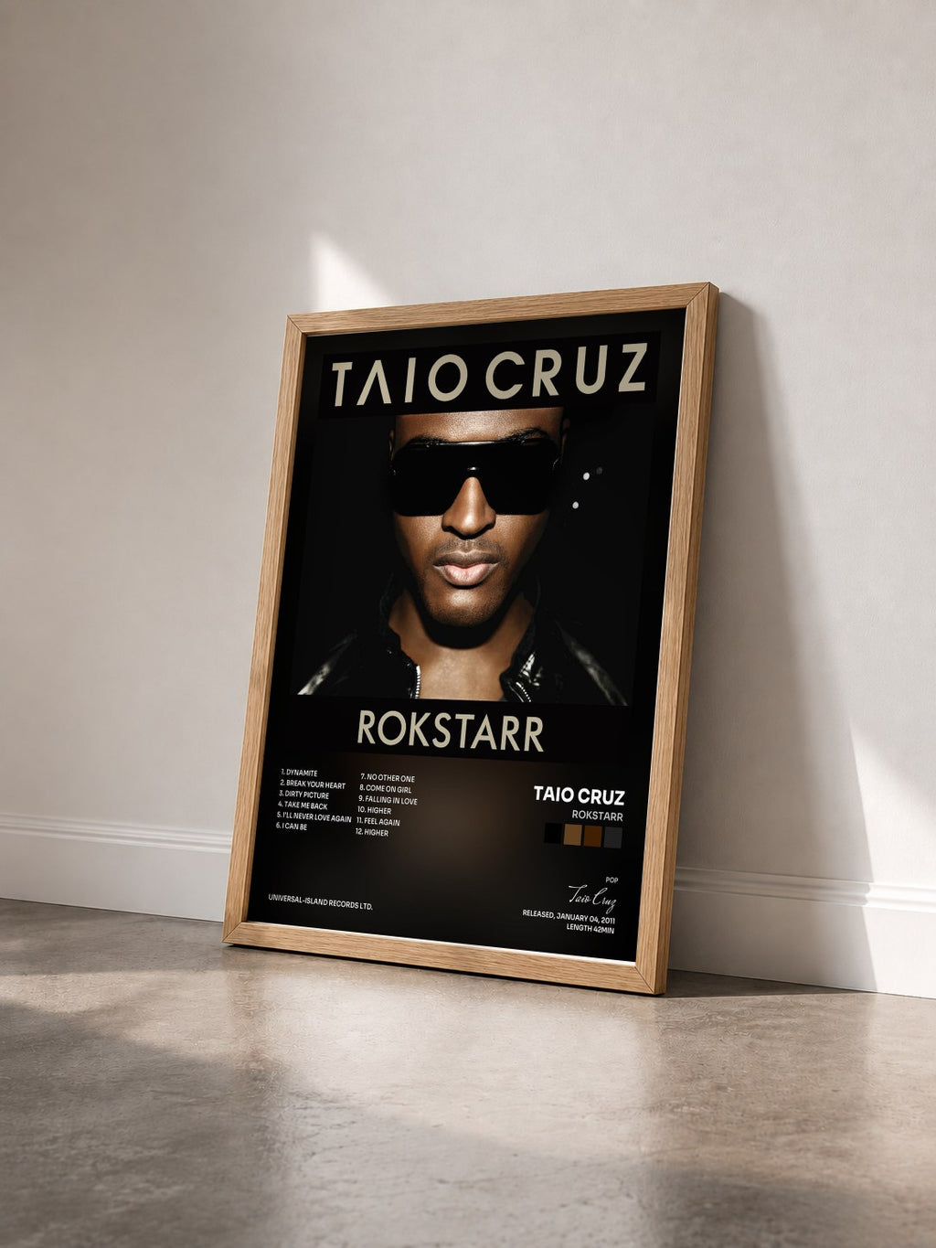 #bois Tableau de l'album Rokstarr de Taio Cruz vu de trois quarts, cadre en bois brut