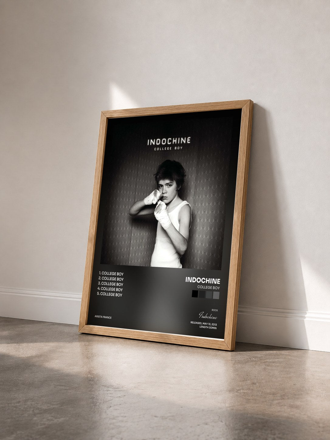 #bois Tableau de l'album College Boy de Indochine vu de trois quarts, cadre en bois brut