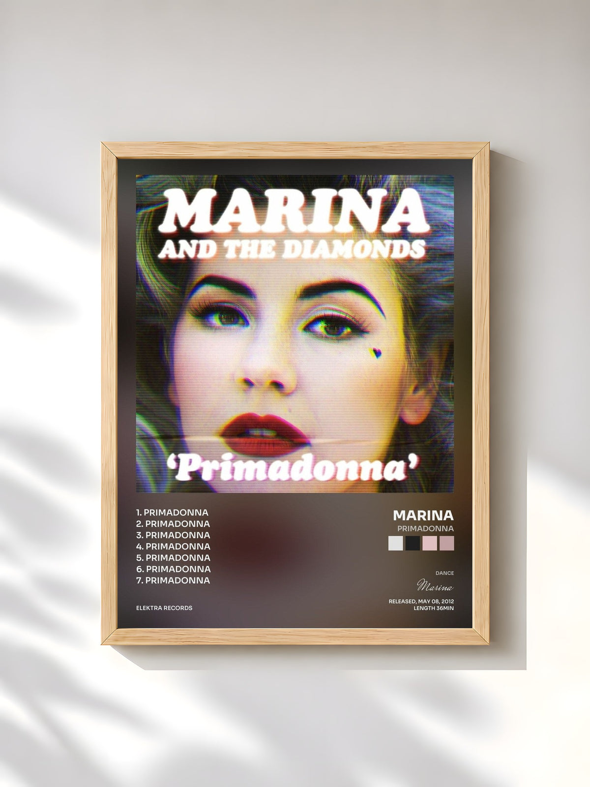 #bois Tableau de l'album Primadonna de Marina, cadre en bois brut, imprimé et encadré en France