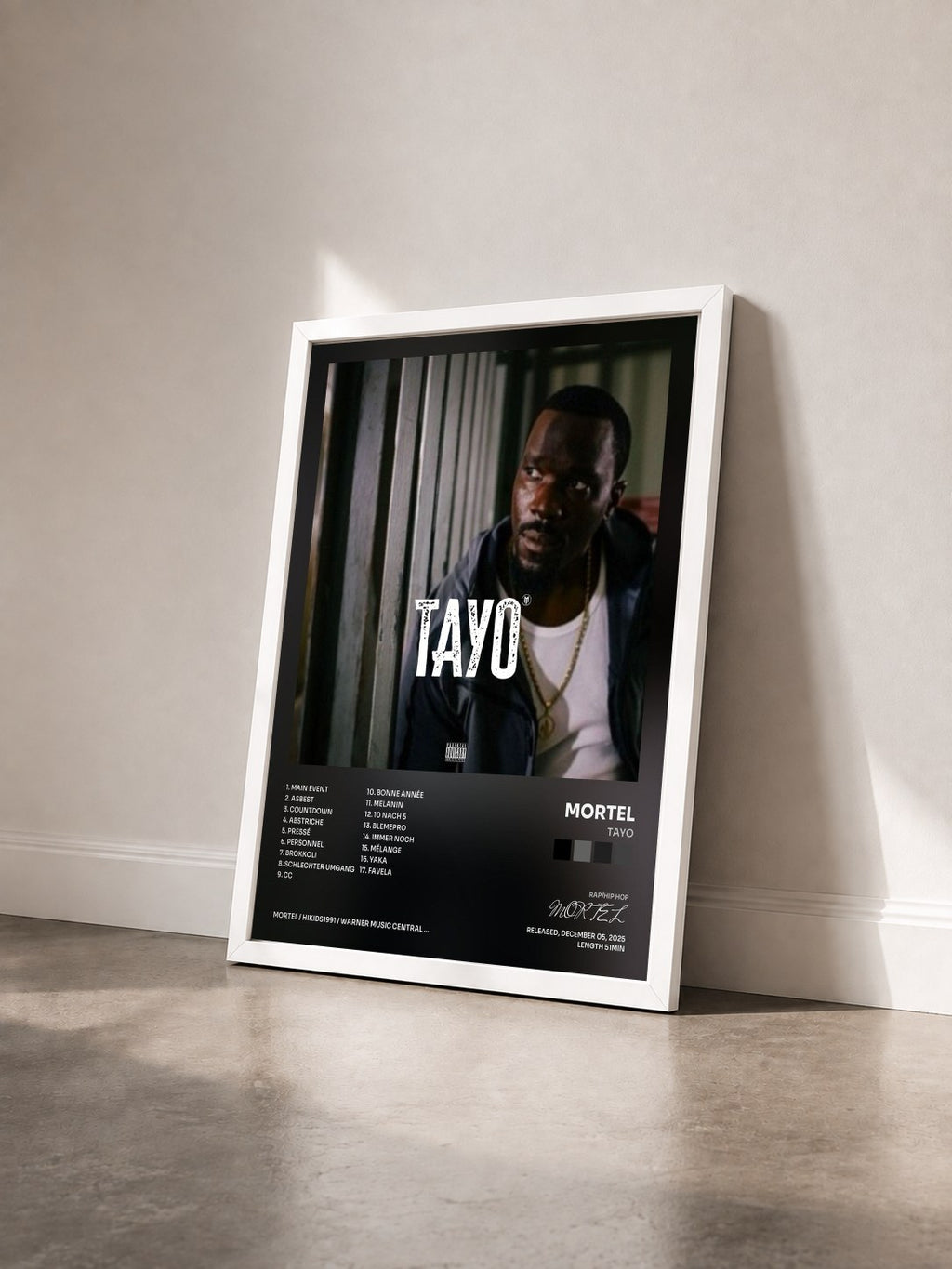 #blanc Tableau de l'album TAYO de MORTEL vu de trois quarts, cadre blanc