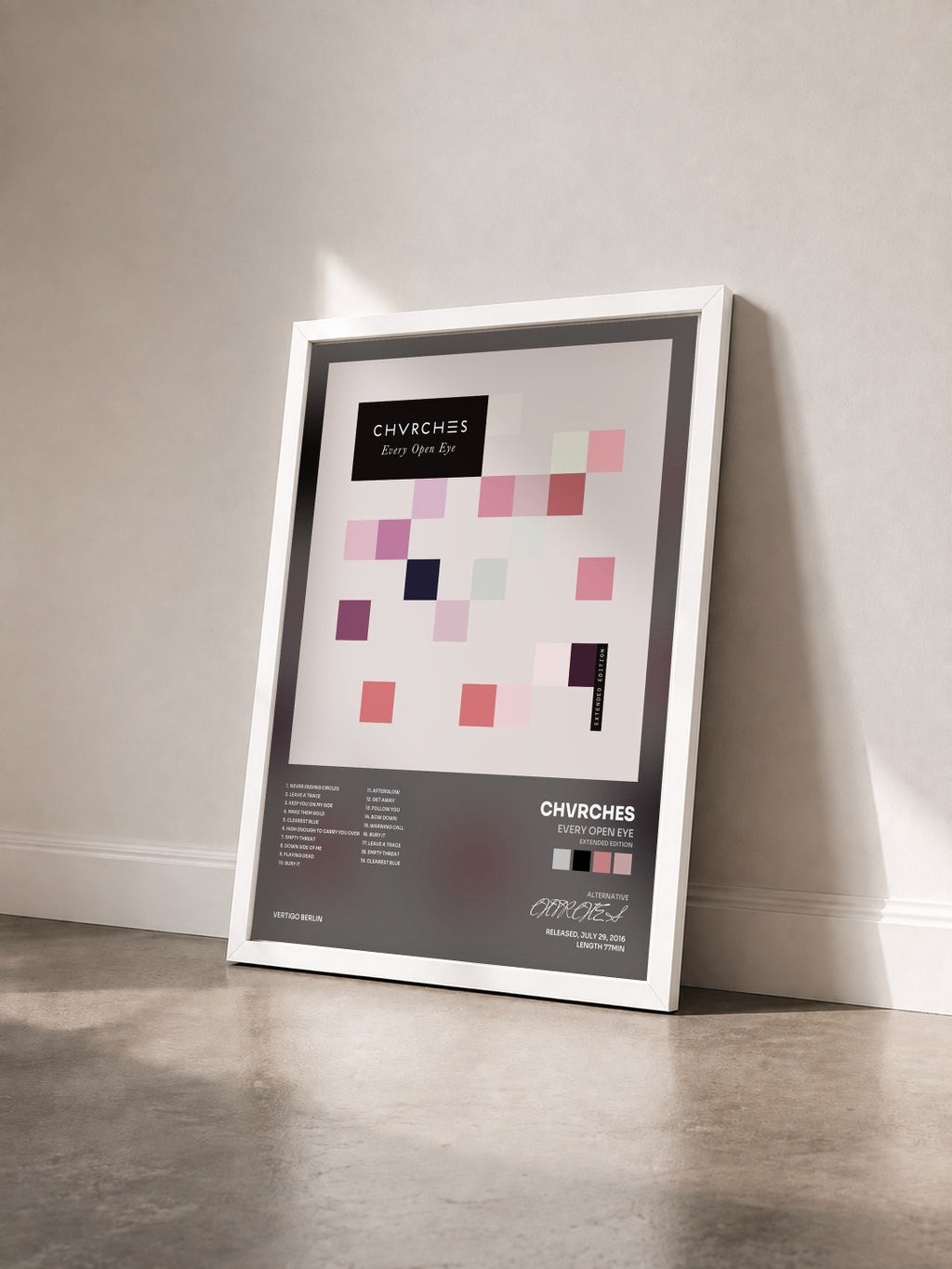 #blanc Tableau de l'album Every Open Eye (Extended Edition) de CHVRCHES vu de trois quarts, cadre blanc