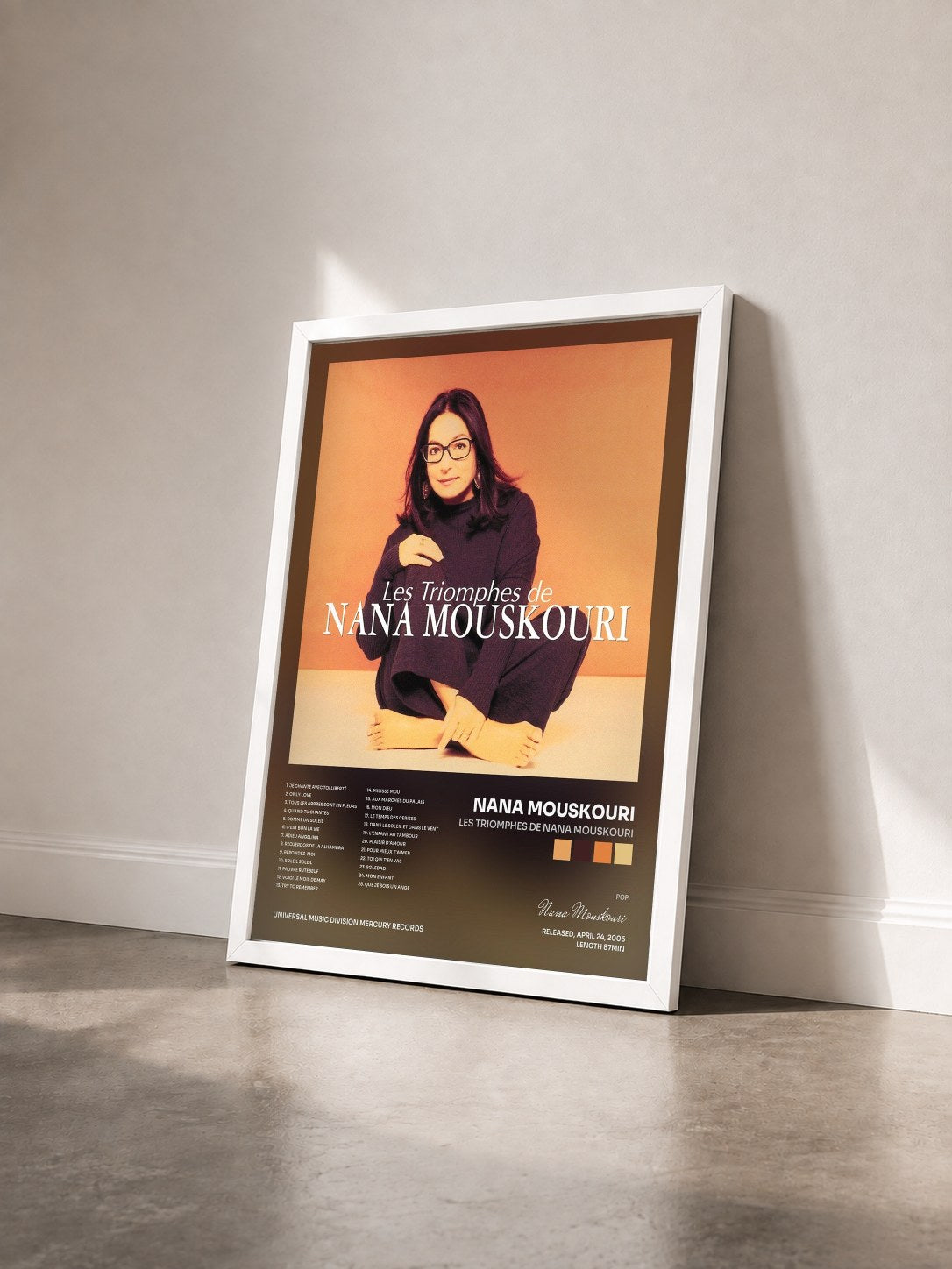 #blanc Tableau de l'album Les triomphes de Nana Mouskouri de Nana Mouskouri vu de trois quarts, cadre blanc