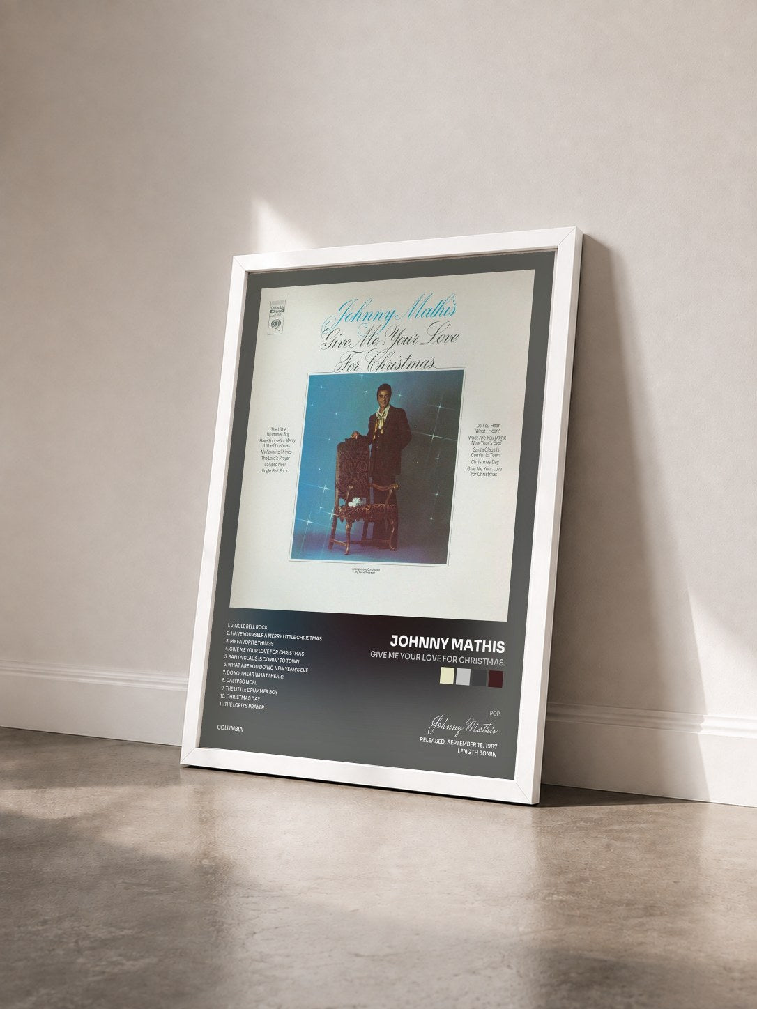 #blanc Tableau de l'album Give Me Your Love For Christmas de Johnny Mathis vu de trois quarts, cadre blanc