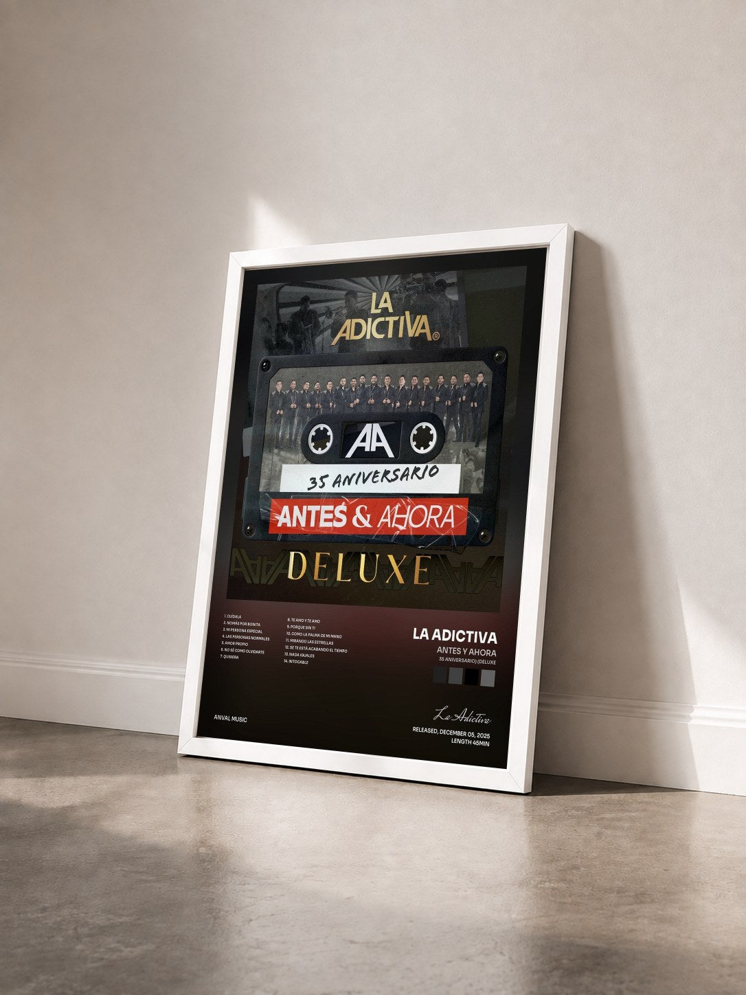 #blanc Tableau de l'album Antes y Ahora (35 Aniversario) (Deluxe) de La Adictiva vu de trois quarts, cadre blanc