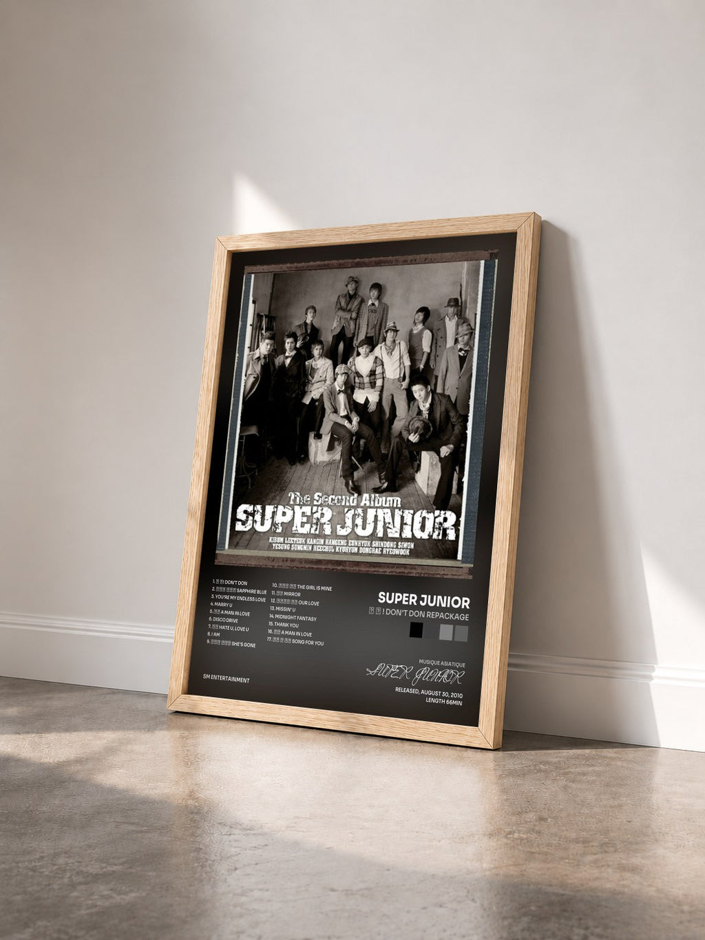 #bois Tableau de l'album 돈 돈 ! Don't Don Repackage de SUPER JUNIOR vu de trois quarts, cadre en bois brut