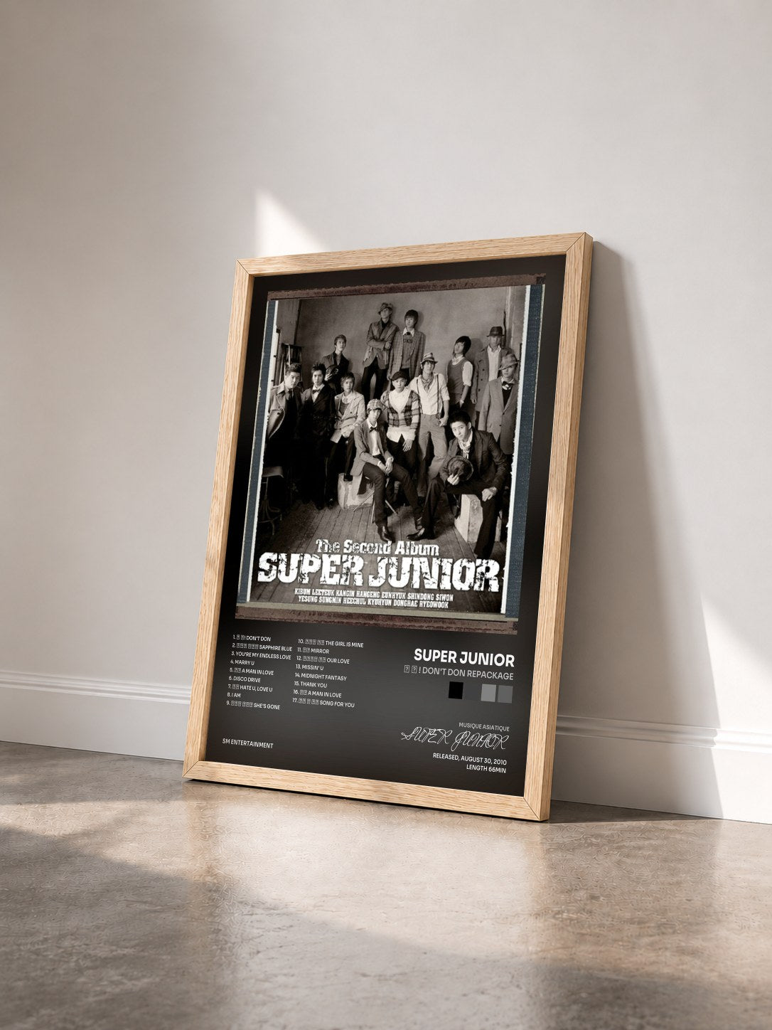 #bois Tableau de l'album 돈 돈 ! Don't Don Repackage de SUPER JUNIOR vu de trois quarts, cadre en bois brut