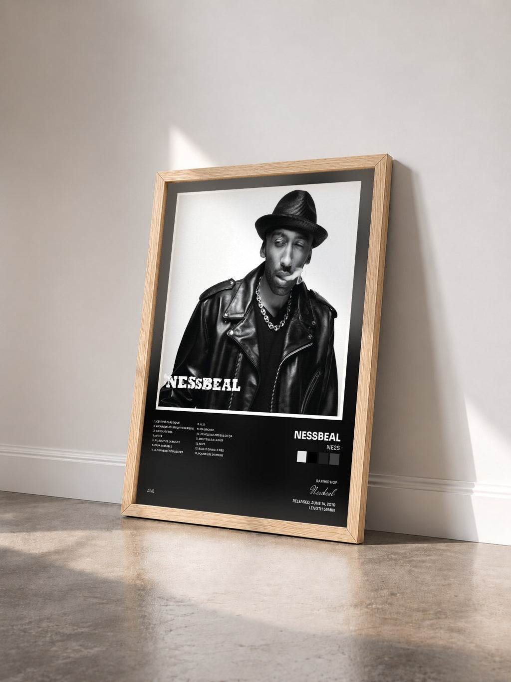 #bois Tableau de l'album Ne2S de Nessbeal vu de trois quarts, cadre en bois brut