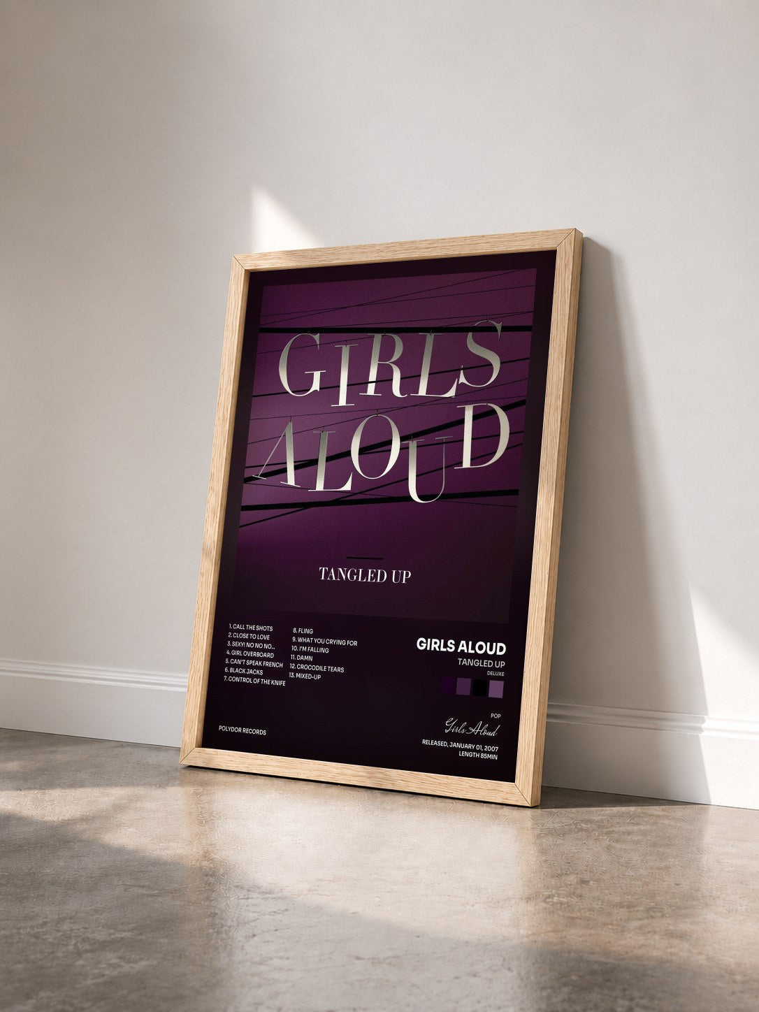 #bois Tableau de l'album Tangled Up (Deluxe) de Girls Aloud vu de trois quarts, cadre en bois brut