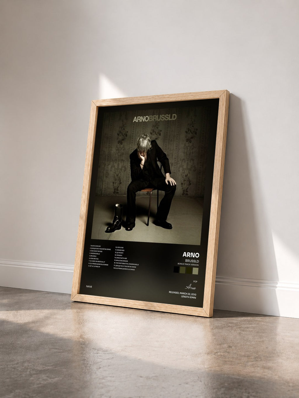 #bois Tableau de l'album Brussld (Bonus Track Version) de Arno vu de trois quarts, cadre en bois brut