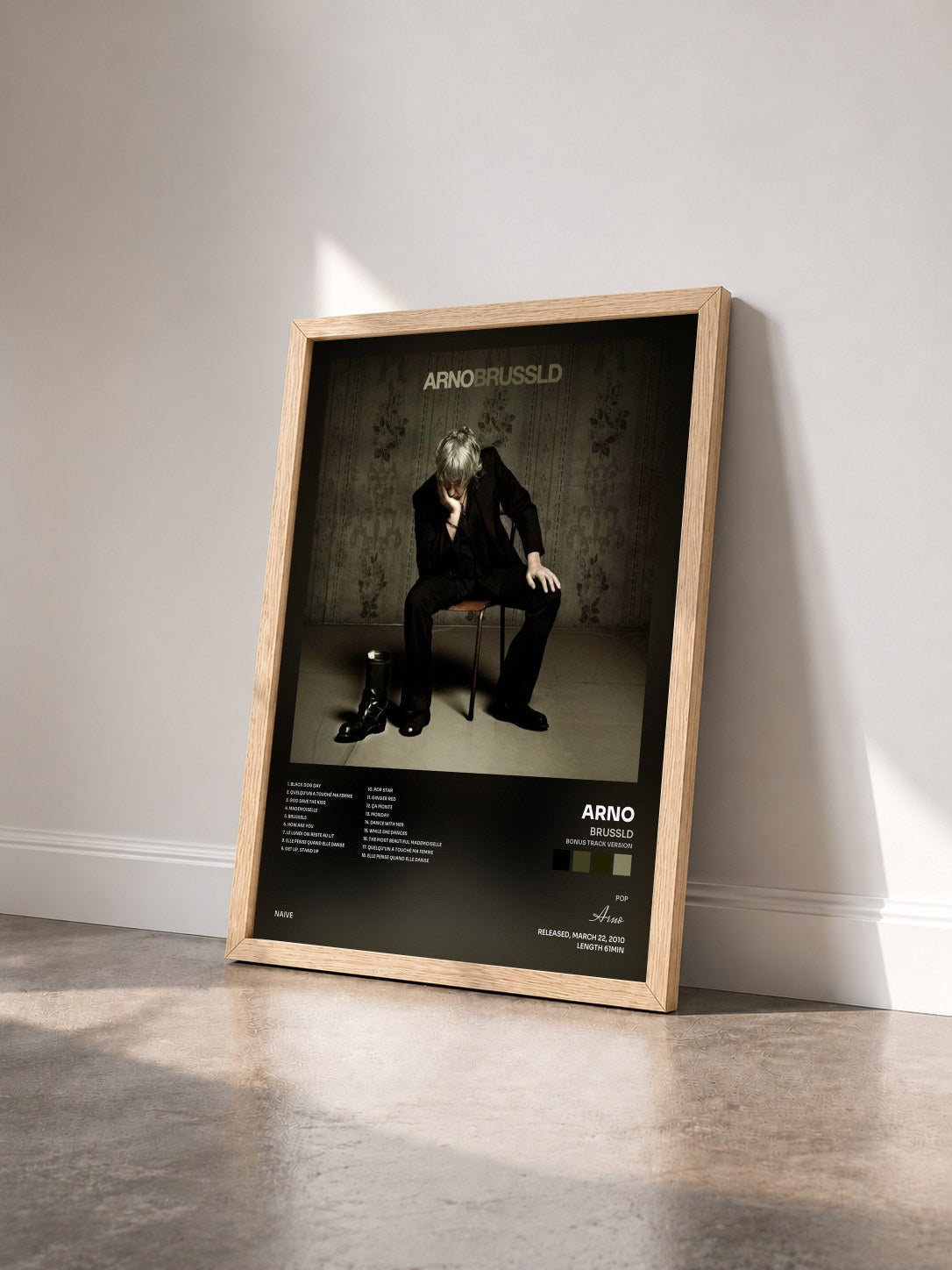 #bois Tableau de l'album Brussld (Bonus Track Version) de Arno vu de trois quarts, cadre en bois brut