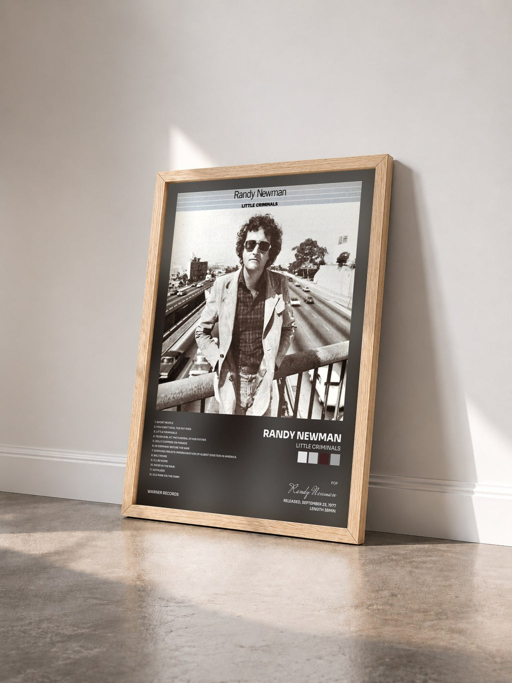 #bois Tableau de l'album Little Criminals de Randy Newman vu de trois quarts, cadre en bois brut