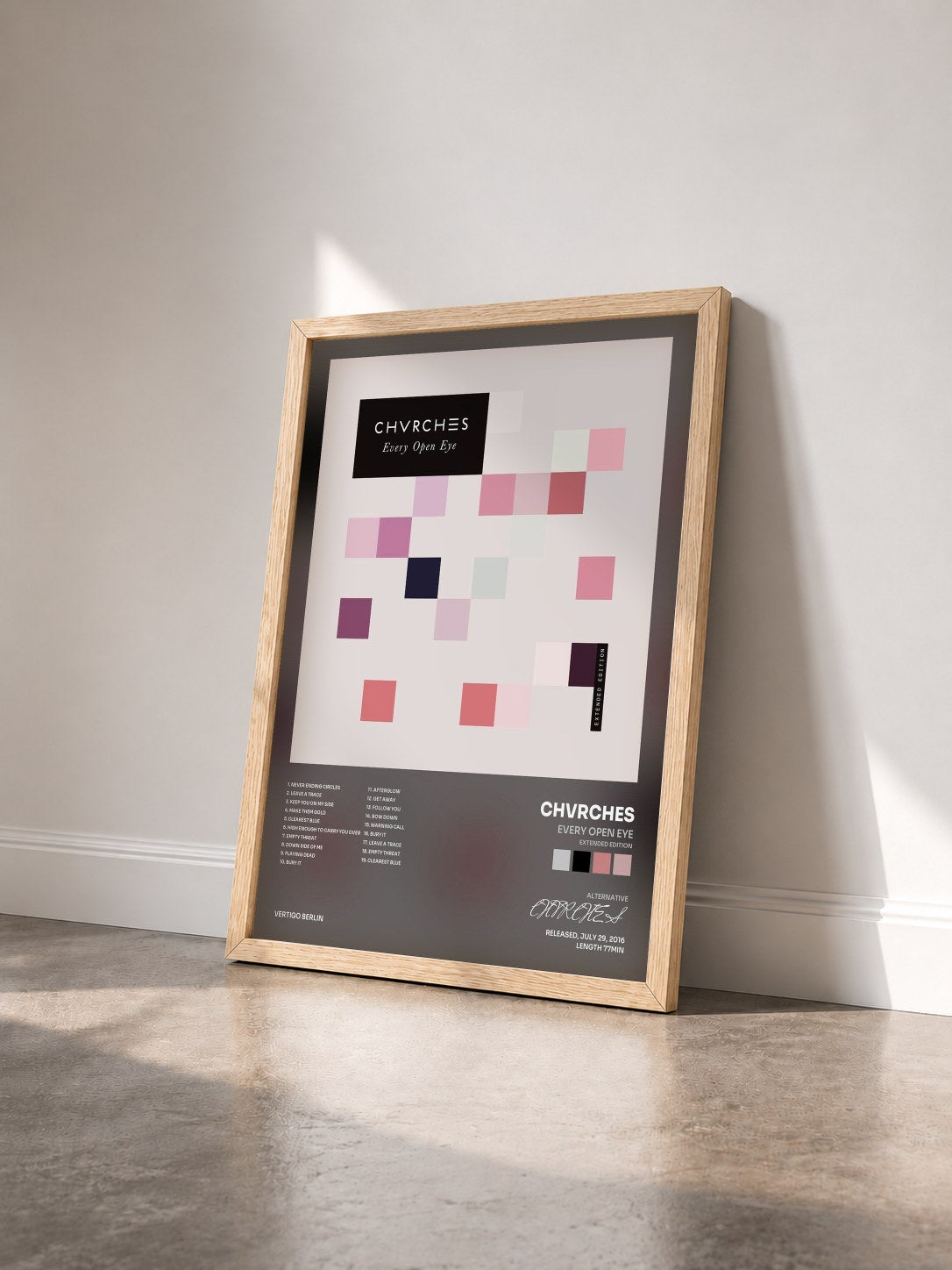 #bois Tableau de l'album Every Open Eye (Extended Edition) de CHVRCHES vu de trois quarts, cadre en bois brut