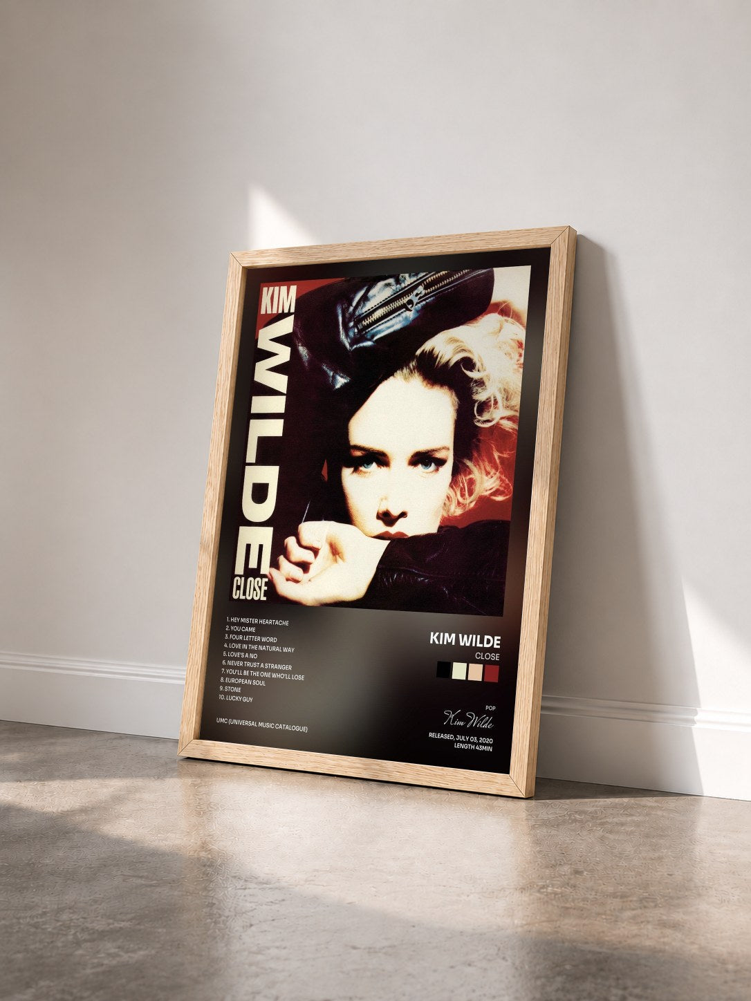 #bois Tableau de l'album Close de Kim Wilde vu de trois quarts, cadre en bois brut