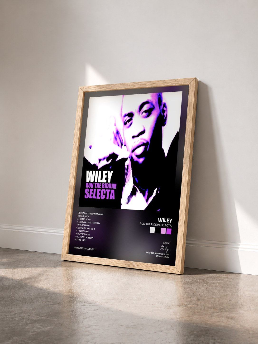 #bois Tableau de l'album Run the Riddim Selecta de Wiley vu de trois quarts, cadre en bois brut