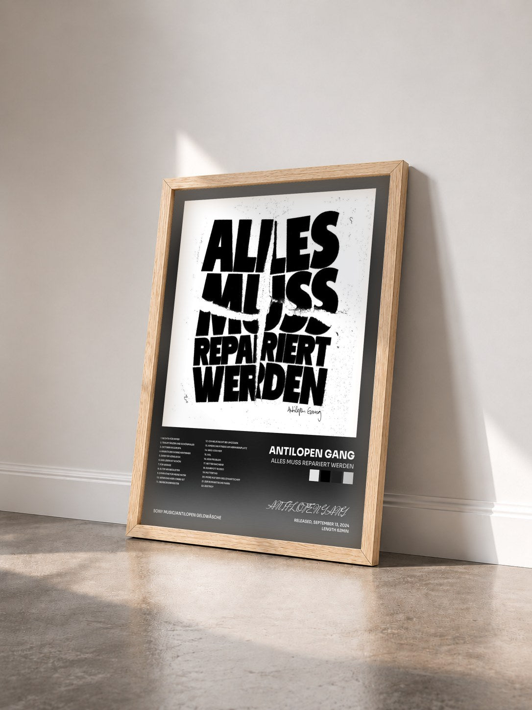 #bois Tableau de l'album Alles muss repariert werden de ANTILOPEN GANG vu de trois quarts, cadre en bois brut