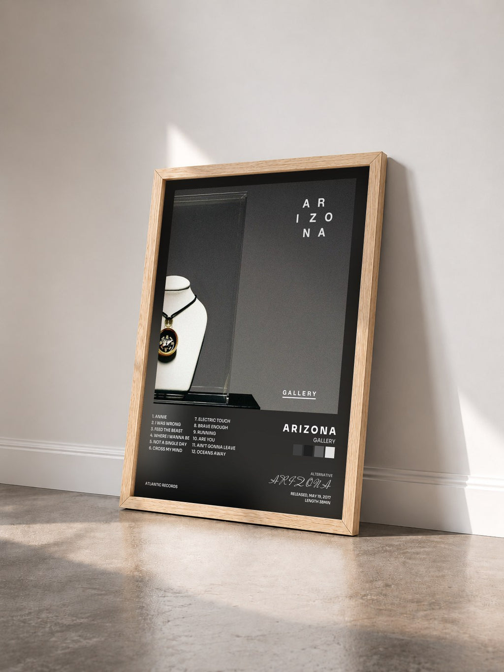 #bois Tableau de l'album GALLERY de A R I Z O N A vu de trois quarts, cadre en bois brut