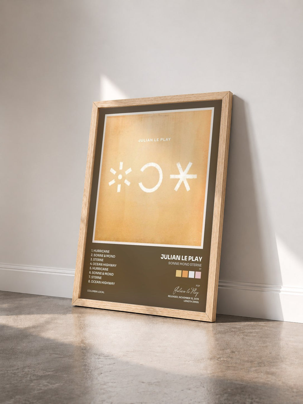 #bois Tableau de l'album Sonne Mond Sterne (EP) de Julian le Play vu de trois quarts, cadre en bois brut