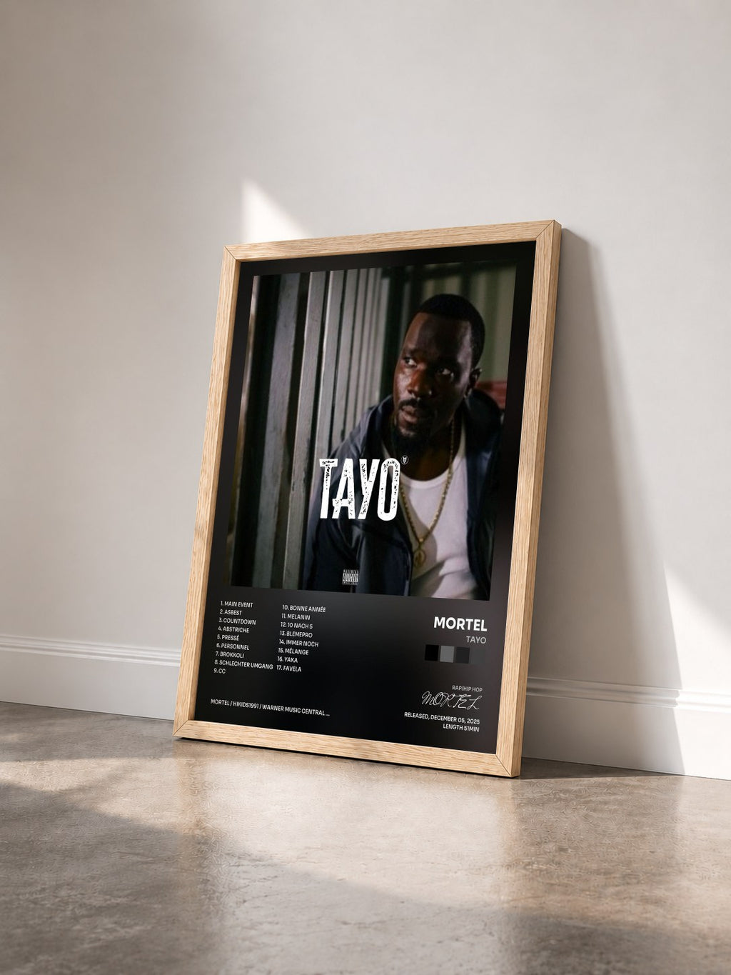 #bois Tableau de l'album TAYO de MORTEL vu de trois quarts, cadre en bois brut