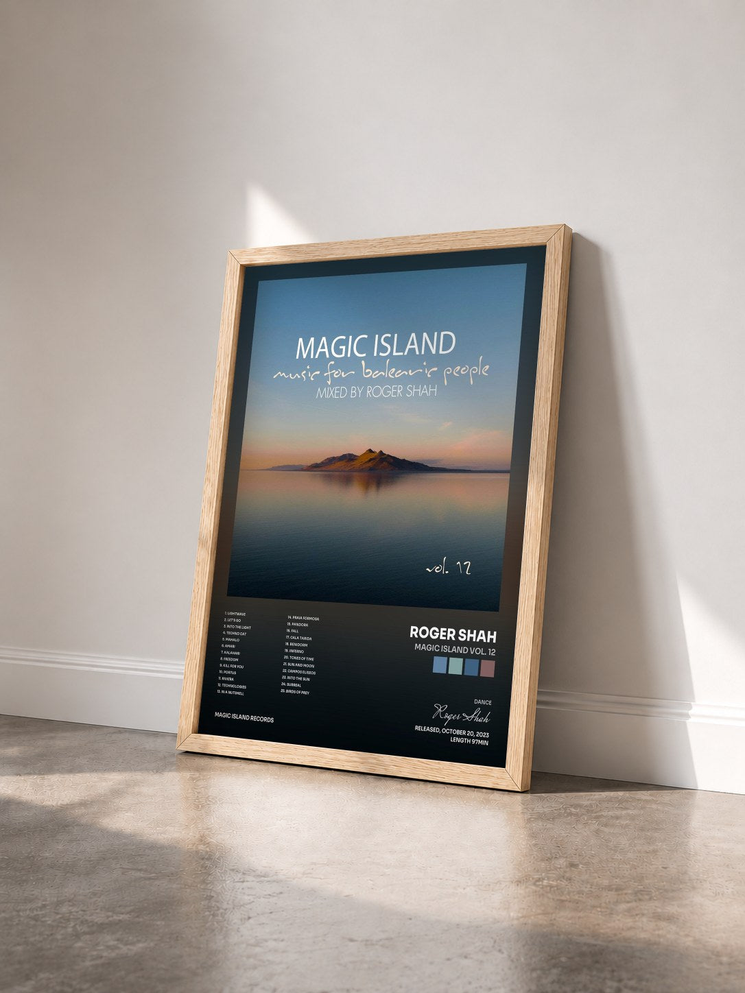 #bois Tableau de l'album Magic Island Vol. 12 de Roger Shah vu de trois quarts, cadre en bois brut
