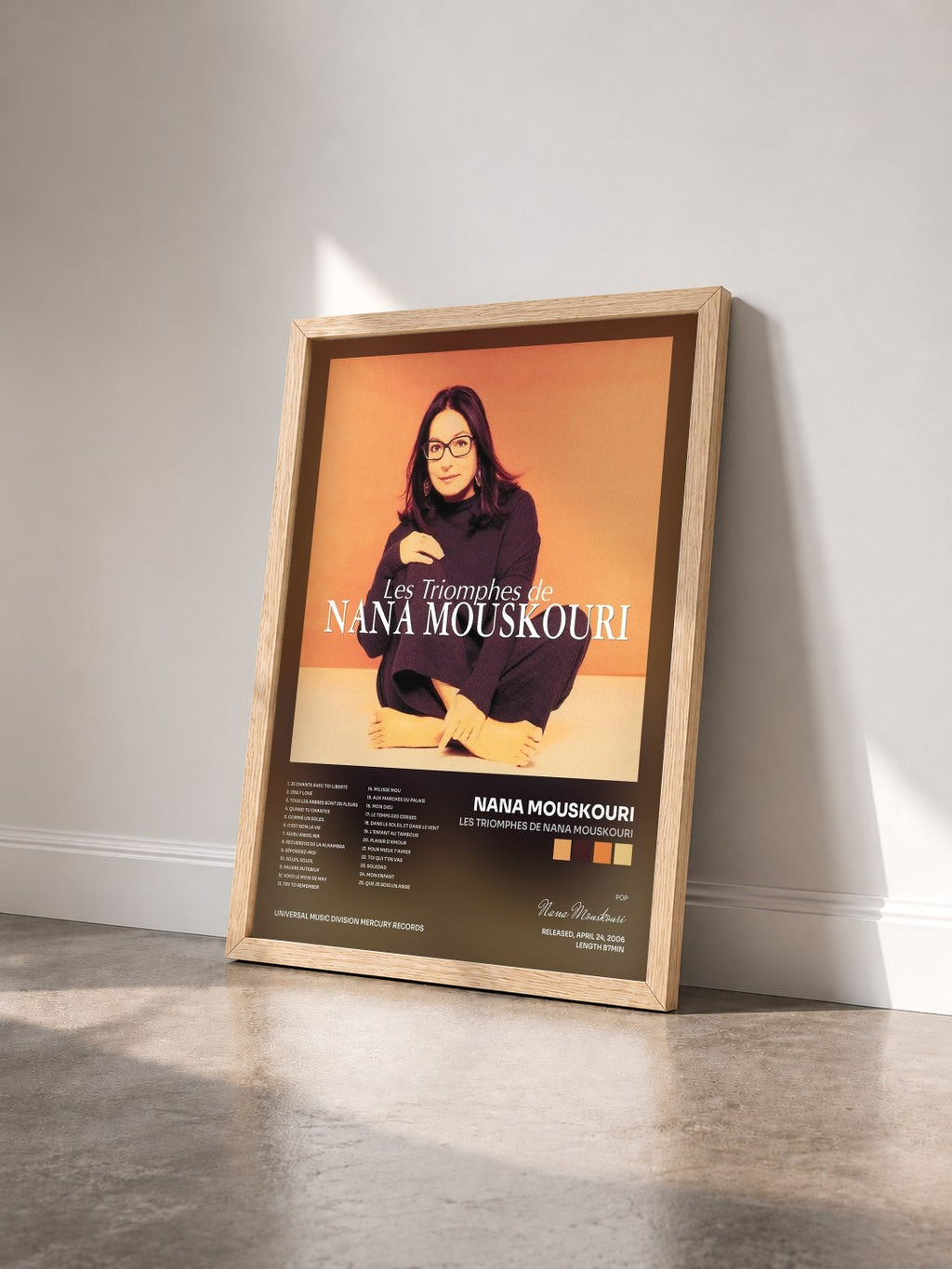 #bois Tableau de l'album Les triomphes de Nana Mouskouri de Nana Mouskouri vu de trois quarts, cadre en bois brut