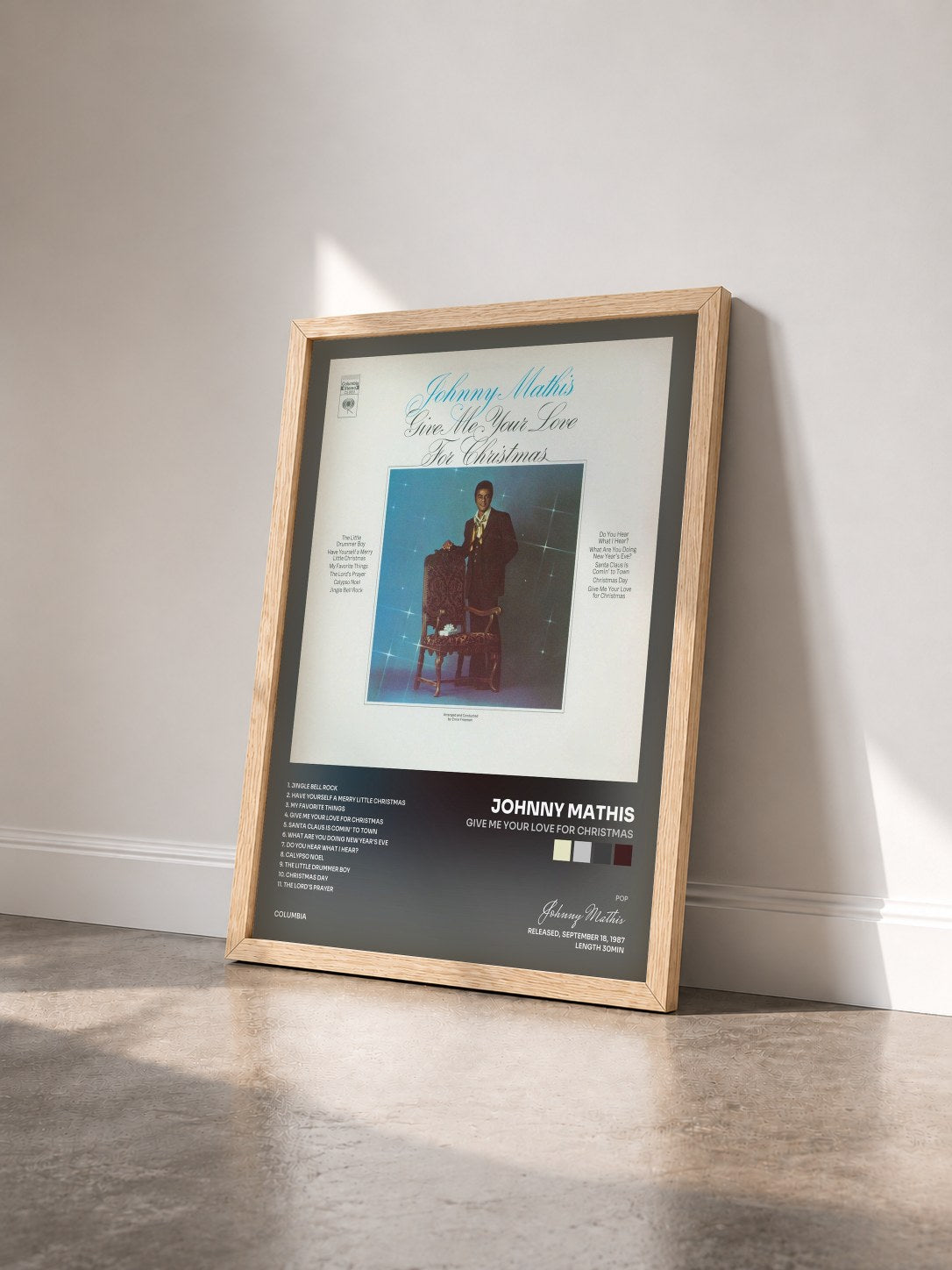 #bois Tableau de l'album Give Me Your Love For Christmas de Johnny Mathis vu de trois quarts, cadre en bois brut