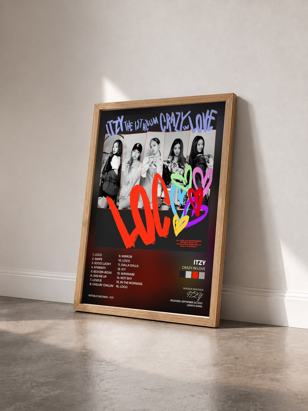 #bois Tableau de l'album CRAZY IN LOVE de ITZY vu de trois quarts, cadre en bois brut