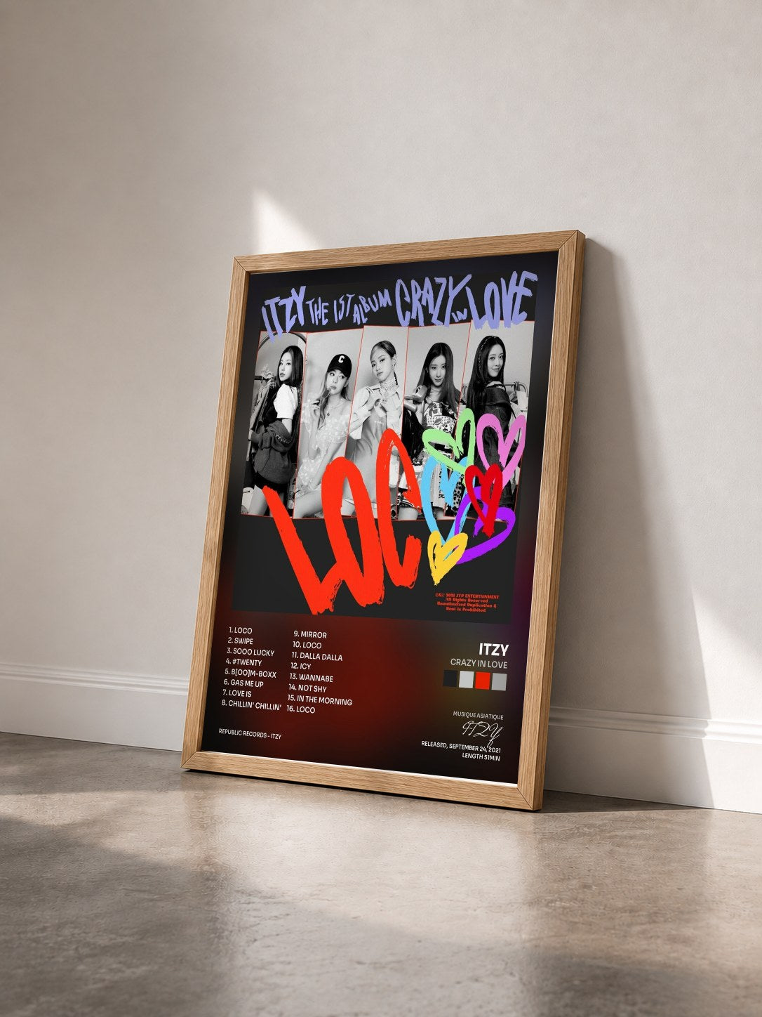 #bois Tableau de l'album CRAZY IN LOVE de ITZY vu de trois quarts, cadre en bois brut