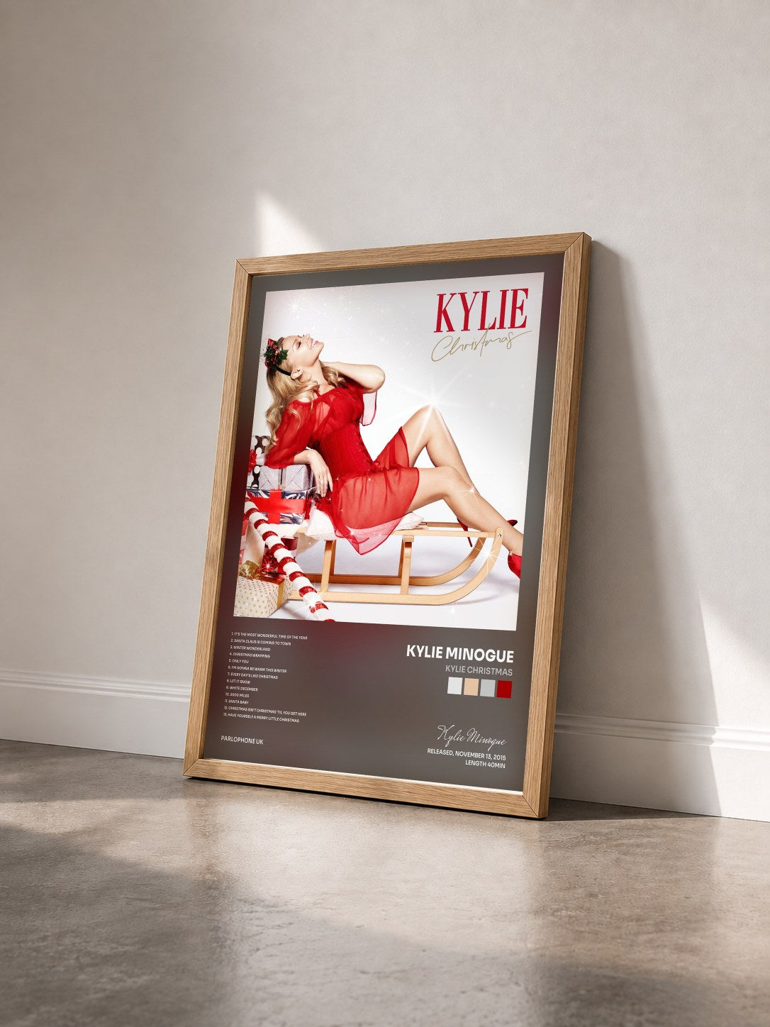 #bois Tableau de l'album Kylie Christmas de Kylie Minogue vu de trois quarts, cadre en bois brut