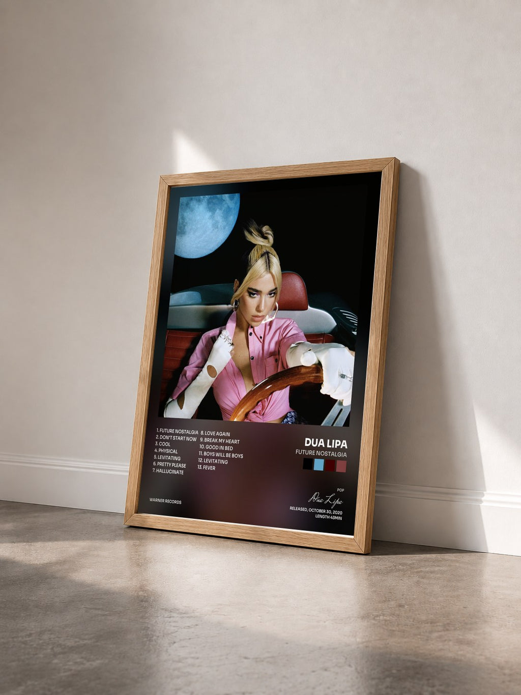 #bois Tableau de l'album Future Nostalgia de Dua Lipa vu de trois quarts, cadre en bois brut