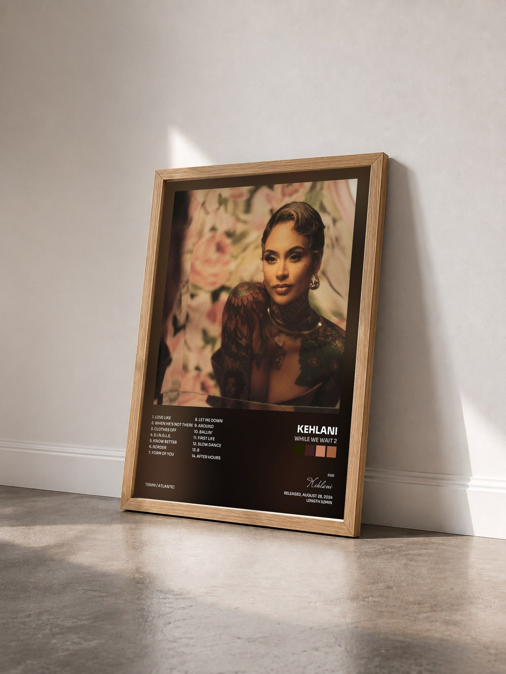 #bois Tableau de l'album While We Wait 2 de Kehlani vu de trois quarts, cadre en bois brut