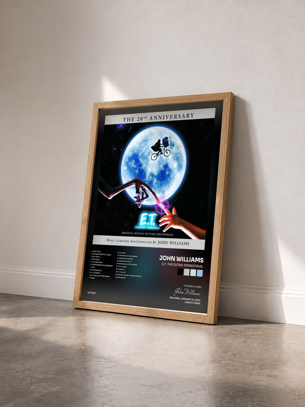 #bois Tableau de l'album E.T. The Extra Terrestrial de John Williams vu de trois quarts, cadre en bois brut