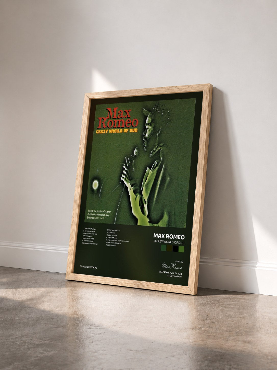 #bois Tableau de l'album Crazy World Of Dub de Max Romeo vu de trois quarts, cadre en bois brut