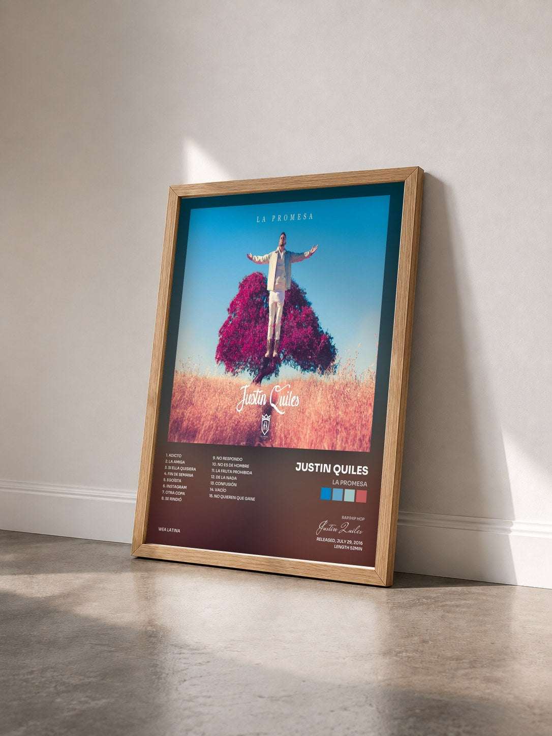 #bois Tableau de l'album La Promesa de Justin Quiles vu de trois quarts, cadre en bois brut