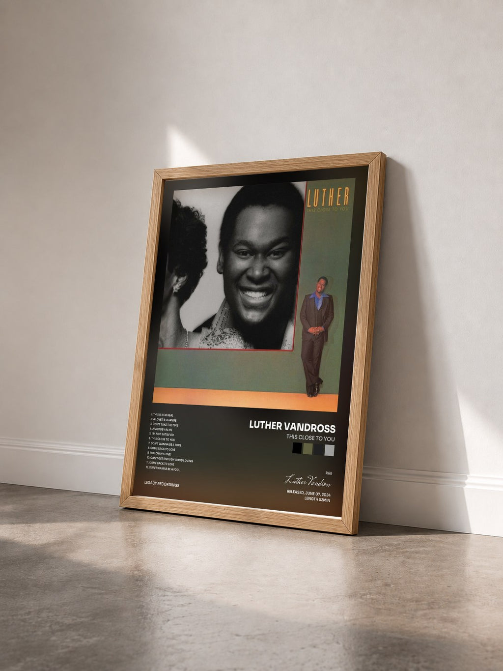 #bois Tableau de l'album This Close To You de Luther Vandross vu de trois quarts, cadre en bois brut