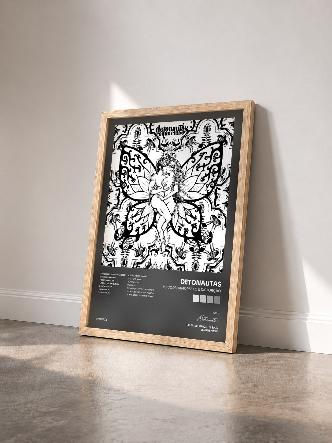 #bois Tableau de l'album Psicodeliamorsexo & Distorção de Detonautas vu de trois quarts, cadre en bois brut